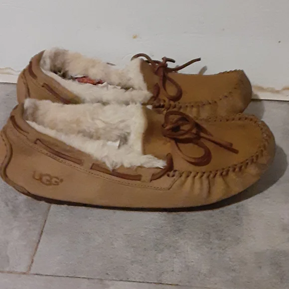 UGG  slipper  size  8 women - Picture 2 of 6
